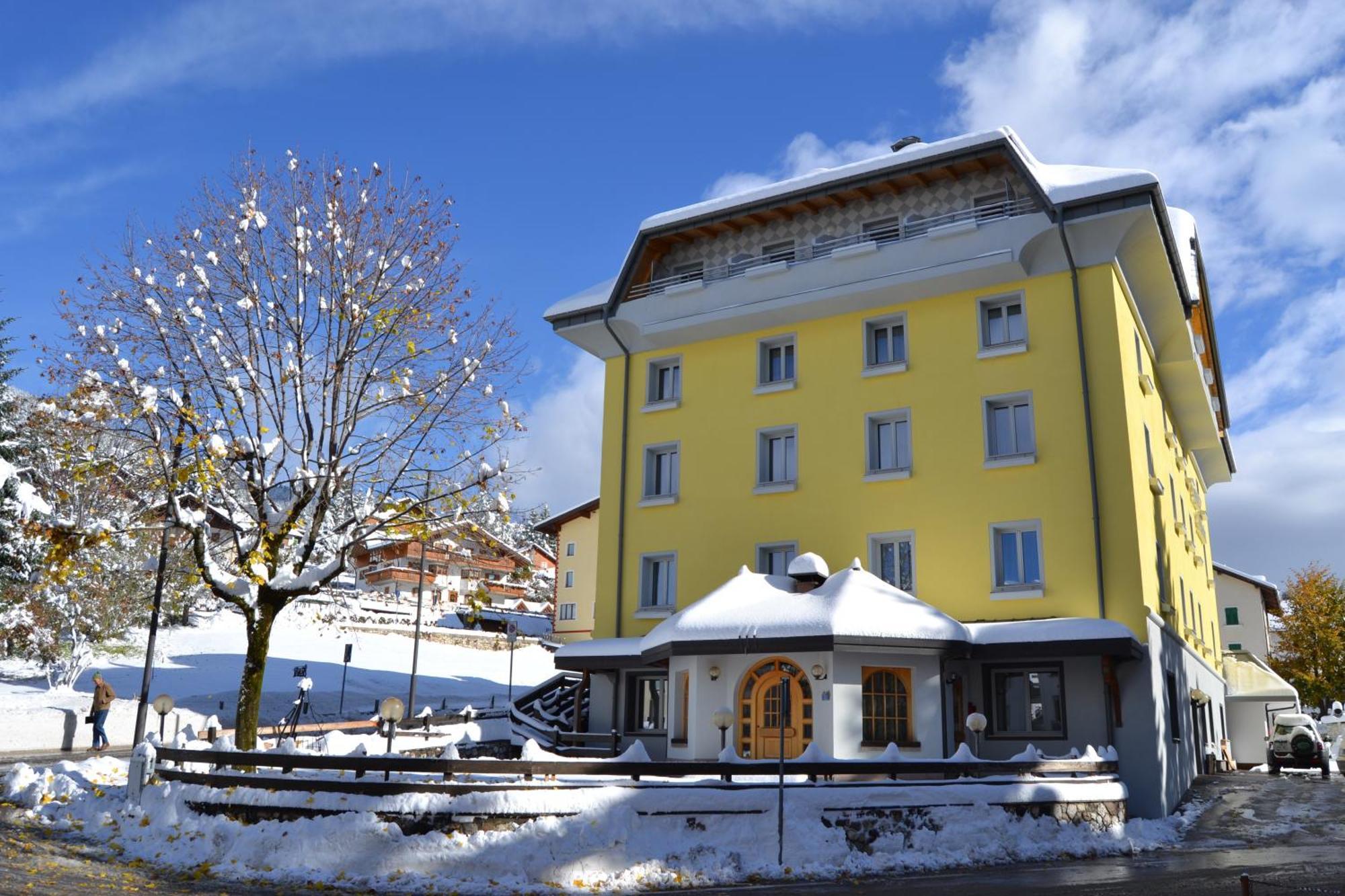Hotel Vittoria Фолгария Екстериор снимка